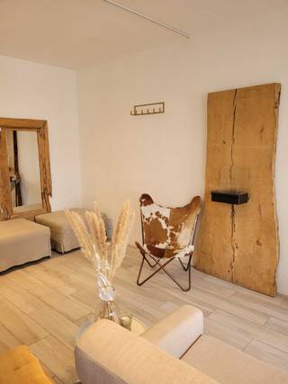 Prachtige studio in Van Bunnenlaan , heel centraal met zijdelings zeezicht vanop terras. Dichtbij alle faciliteiten Vernieuwd appartementsgebouw met lift , Studio gelegen op derde verdiep , oppervlakte van 35 m2 omvat mooie open keuken met gezellige leefruimte , zithoek/slaapgedeelte , trendy badkamer met douche en toilet . bijhorende ruime kelder en bergruimte voor fietsen , parkeerplaatsen voor het gebouw ( geen makelaar)<br />te bezichtigen na afspraak op 0473/430521 ( bellen of sms) of per mail kessykesteloot@outlook.com