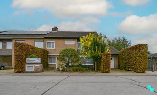 Ontdek deze verrassend ruime, halfopen bebouwing met wachtzaal en praktijk te Torhout (Sint-Henricus), rustig gelegen op een perceel van 622 m² in...