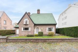 [[ DIT PAND NEEMT DEEL AAN DE ERA OPEN HUIZEN DAG OP 14/3 VAN 11:00 TOT 12:00 ]] 
<p>Te koop: vrijstaande woning in Grembergen, op wandelafstand van het centrum en het water.</p>

<p>Deze stevige open bebouwing met betonnen structuur biedt ruime slaapkamers, waaronder gelijkvloerse kamers, en mogelijkheden tot uitbreiding. Gelegen aan de Scheldedreef, geniet u van een rustige ligging nabij scholen, openbaar vervoer en het treinstation. De nabijheid van het water maakt het ideaal voor ontspannen wandelingen en fietstochten. Bovendien beschikt de woning over een ruime oprit voor meerdere wagens en een garage, zodat parkeren nooit een probleem is.</p>

<p>Belangrijkste ruimtes:<br />• Living (27 m²) met veel lichtinval<br />• Eetkamer (10 m²) aansluitend op de living<br />• Vier slaapkamers (17 m², 11 m², 19 m², 10 m²)<br />• Badkamer (5 m²) met douche en enkel spoelbak<br />• Inkomhal (10 m²)<br />• Kelder (23 m²) voor extra opslag<br />• Berging (2 m²)<br />• Garage (17 m²)<br />• Zolder (27 m²) met extra mogelijkheden<br />• Tuin (400 m²) voor buitenplezier</p>

<p>Troeven:<br />• Stevige vrijstaande woning met betonnen structuur en uitbreidingsmogelijkheden<br />• Rustige ligging nabij centrum, scholen, openbaar vervoer en het water<br />• Ruime oprit en garage voor meerdere wagens</p>

<p>Neem vandaag nog contact op met uw ERA-makelaar voor een bezoek.</p>

<p>JOUW DROOMHUIS. ZO GEVONDEN!</p>