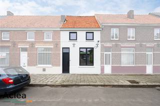 Deze gerenoveerde woning ligt aan de rand van het centrum in Eeklo in een straat waar vrij kan geparkeerd worden. Deze instapklare woning is...