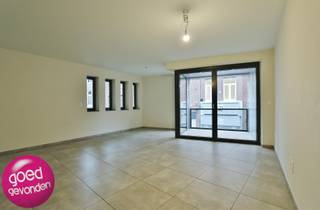 Erg mooi appartement in het hart van de stad met 2 slaapkamers en een leuk zuid-gericht terras, gelegen op de eerste verdieping.LIFT AANWEZIG !Dank...