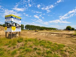 <strong><u>WERKEN ZIJN GESTART - REEDS 40 % VERKOCHT!!</u></strong> <br /><br />Dit nieuw te ontwikkelen KMO-project omvat <strong>16 moderne KMO-units</strong> met oppervlaktes van <strong>235 tot 426 m²</strong>, die desgewenst <strong>samengevoegd kunnen worden tot grotere entiteiten</strong>. Het project is gelegen in <strong>Moerbeke</strong>, op slechts <strong>4 km van de E34-verbinding Antwerpen – Zelzate – Maldegem – Knokke</strong>, en geniet van een uitstekende bereikbaarheid.<br />Elke loods wordt uitgevoerd met hoogwaardige materialen.<br /><br />De constructie bestaat uit een <strong>staalstructuur met betonnen wanden en sandwichpanelen</strong>, een <strong>polybetonvloer</strong>, een <strong>automatische sectionaalpoort</strong> en een <strong>lichtstraat</strong> voor natuurlijke lichtinval. De nutsvoorzieningen zoals <strong>elektriciteit, stadswater en internetbekabeling</strong> worden tot in de unit binnengebracht. Daarnaast is elke unit voorzien van een <strong>regenwaterput van 5.000 liter</strong>, zijn <strong>afvoeren voor een toilet</strong> voorzien en worden de <strong>brandvoorzieningen deels door de verkoper aangelegd</strong>. De <strong>binnenhoogte bedraagt ca. 6,8 tot 7 meter</strong>.<br />De site biedt bovendien <strong>uitstekende toegankelijkheid en ruime manoeuvreermogelijkheden</strong>.<br /><br /><strong>Unit C2</strong>
<ul>
	<li><span>oppervlakte: <strong>ca. 288 m²</strong></span></li>
	<li><span>prijs: <strong>€ 403.000</strong></span></li>
	<li><span>exclusief <strong>2 privatieve parkeerplaatsen </strong>aan 5.000 €/parkeerplaats en nutsvoorzieningen</span></li>
</ul>
<strong>Meer info</strong> via e-mail of telefonisch op <strong>0475 32 51 89</strong>.
