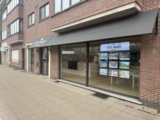 Gelijkvloers handelspand/kantoor/winkel met een oppervlakte van ca. 127 m² en een indrukwekkende etalage van maar liefst 9 meter breed. Dankzij deze ruime vitrine geniet uw zaak van maximale visibiliteit, ideaal voor ondernemers die hun producten of diensten optimaal in de kijker willen zetten.<br /><br />Dit handelspand zal vrij beschikbaar zijn bij akte. De huidige eigenaar en de aanwezige bedrijven verhuizen naar een andere locatie, waardoor u deze opportuniteit snel kan benutten.<br /><br />Gelegen op een uitstekende locatie langs de Bredabaan, een commerciële topligging met veel passage. Bovendien is er vlot parkeergelegenheid voor de deur, wat het pand extra aantrekkelijk maakt voor klanten.<br /><br />Het pand is kwalitatief afgewerkt en instapklaar, voorzien van:<br /><br />- Parketvloer<br />- Kitchenette<br />- Toilet<br />- Bergingen/archiefruimtes<br />- Maatkasten<br />- Warmtepomp voor zowel verwarming als verkoeling<br /><br />Extra troeven zijn de inbegrepen kelderberging en een autostaanplaats achter het gebouw, wat zorgt voor bijkomend comfort en praktische opslagmogelijkheden.<br /><br />Kortom, een veelzijdig en uitstekend gelegen handelspand met tal van mogelijkheden voor diverse commerciële activiteiten.