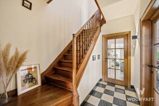Deze karaktervolle halfopen woning combineert authentieke charme met een warme, huiselijke sfeer. Houten accenten en echte parketvloeren, zowel op het gelijkvloers als op de verdiepingen, geven het interieur een tijdloos karakter en zorgen voor een bijzonder aangename woonbeleving.<br /><br />Via de gezellige inkomhal kom je terecht in de lichtrijke leefruimte met zithoek en eetplaats. Aansluitend bevindt zich de keuken met ontbijthoek en een vlotte verbinding naar buiten.<br /><br />De woning beschikt over drie ruime slaapkamers en biedt daarmee voldoende plaats voor een gezin. Verder zijn er een ingerichte badkamer, een handige was- en bergruimte en een ruime, droge kelder met heel wat opslagmogelijkheden.<br /><br />Achteraan bevindt zich een verrassend fijne stadstuin: compact, groen en gezellig. Ideaal voor een koffie in de ochtendzon, een etentje met vrienden of een rustige avond buiten. Via het poortje achteraan geniet je bovendien van een praktische toegang voor fietsen, vuilnisbakken of tuinmateriaal.<br /><br />Ook de ligging is een belangrijke troef: in hartje Lokeren, op wandelafstand van winkels, scholen, horeca, openbaar vervoer en tal van dagelijkse voorzieningen.<br /><br />Een belangrijke investering werd bovendien reeds uitgevoerd: het volledige dak werd in 2023 vernieuwd en bijkomend geïsoleerd.<br /><br />Een bezoek inplannen?<br />Inschrijven kan eenvoudig via de bezoekplanning op https://www.woonvast.be/detail/te-koop-woning-lokeren/7641465<br /><br />Voor meer informatie<br />alexander@woonvast.be<br />0493 72 43 26