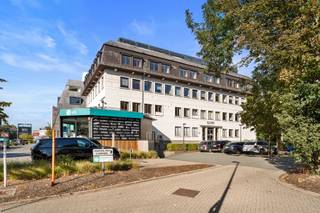IN SAMENWERKING MET RELIPLAN NEDERLAND<br />
<p>Instapklare kantooretage te koop – Kortrijksesteenweg 1060, Gent (Sint-Denijs-Westrem).</p>
<p>Op een zichtlocatie langs een van de belangrijkste invalswegen van Gent en vlak bij de E40 vindt u deze representatieve kantoorverdieping van ca. 418 m² met 5 privatieve parkeerplaatsen. De ligging combineert maximale bereikbaarheid met zichtbaarheid: de tram en Park+Ride zijn op wandelafstand, station Gent-Sint-Pieters ligt op enkele minuten.</p>
<p>Het gebouw (1981) werd in 2015 grondig gerenoveerd. De indeling biedt een royale centrale zaal met hoogcapaciteitsventilatie, meerdere lichtvriendelijke kantoren en vergaderruimtes, multifunctionele lokalen, een volwaardige keuken en een verzorgd sanitair blok. Dankzij de flexibele structuur is de ruimte inzetbaar als kantooromgeving, diensten- of vergaderlocatie, maar ook voor sociaal-culturele bijeenkomsten.</p>
<p>De afwerking omvat parketvloeren, verlaagde plafonds met geïntegreerde verlichting, databekabeling, ingemaakte kasten en aluminium ramen met dubbele beglazing. Toegang en veiligheid zijn voorzien via videofoon, alarmsysteem en gepantserde inkomdeur.<br /><br />Ontdek de mogelijkheden en plan uw bezoek.</p>