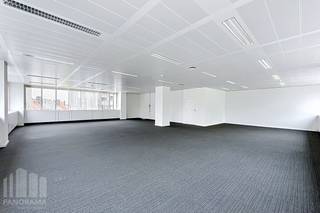 Hoogwaardige kantoorruimte van <strong>111 m²</strong> te huur in een toekomstgericht kantoorgebouw in Brussel.<br /><br />Gelegen op een absolute toplocatie, geniet deze site van een uitzonderlijke zichtbaarheid en een uitstekende bereikbaarheid via belangrijke verkeersassen. Dankzij de nabijheid van het openbaar vervoer zijn de stations Brussels-Luxembourg (10 min), Brussels-Central (15 min), Brussels-Midi (20 min) en Brussels-North (25 min) vlot bereikbaar.<br /><br />Dit kantoor combineert comfort, veiligheid en efficiëntie dankzij <strong>LED-verlichting</strong>, dubbele beglazing, toegangscontrole en een alarmsysteem, aangevuld met moderne vergaderfaciliteiten, lockers, douches, een stijlvolle vernieuwde lobbyreceptie en 9 liften. Bovendien beschikt het gebouw over een <strong>BREEAM In-Use Excellent-certificering</strong>, wat de focus op duurzaamheid, technologie en gebruikscomfort onderstreept.<br /><br />Gebruikers genieten bovendien van een uitgebreid aanbod aan faciliteiten, waaronder een fitnessruimte, de stijlvolle wine bar lounge L'Étiquette, Restaurant BON en een moderne coffee & food zone.<br />Met in totaal<strong> 279 parkeerplaatsen</strong>, waarvan <strong>34 met laadpunten</strong>, en meer dan <strong>150 fietsparkeerplaatsen</strong>, is een optimale bereikbaarheid gegarandeerd.<br /><br />Contacteer<strong> PANORAMA B2B</strong> voor meer informatie of een vrijblijvend plaatsbezoek via <strong>0477 09 00 09</strong>.