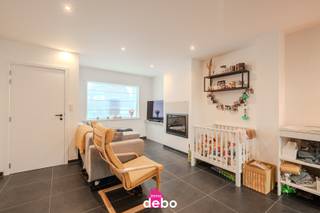 Deze prachtige verzorgde woning te Lauwe biedt een uitstekende combinatie van ruimte, comfort en potentieel. Gelegen op een aangenaam perceel beschikt de woning over een praktische indeling, een ruime inpandige garage en een gezellige onderhoudsvriendelijke tuin, omvattende o.a.:
<ul>
<li>Inkomhal</li>
<li>Inpandige garage met sektionale poort, multifunctioneel en ideaal als extra wasruimte en/of bergruimte.</li>
<li>Een open en lichtrijke leefruimte met een vernieuwde gaskachel (2025)</li>
<li>Eetplaats me aangrenzende keuken 2024</li>
<li>Badkamer met prachtige inloopdouche en lavabomeubel</li>
<li>Afzonderlijk toilet</li>
<li>Zeer gezellig aangelegd terras, deels overdekt</li>
<li>Aangelegde tuin, privaat afgesloten met extra berghok</li>
<li>Parkeerruimte voor meerdere wagens</li>
</ul>
Op de eerste verdieping vind je een ruime nachthal die toegang biedt tot 3 slaapkamers en een 2<sup>de</sup> afzonderlijk toilet.<br />Via een vaste trap bereik je de mezzanine, die perfect kan dienen als extra slaapkamer, bureau of mancave.<br />De nachthal is uitgerust met een airco warm/koud.<br />Divers: De woning is bovendien gunstig gelegen in het centrum van Lauwe, met alle voorzieningen binnen handbereik, terwijl je toch geniet van een rustige omgeving met weinig geluidsoverlast.<br />Overal dubbele beglazing, centrale verwarming op aardgas, elektrische rolluik vooraan op het gelijkvloers.<br /><strong>Grondoppervlakte:</strong> 305m² - <strong>Bewoonbare oppervlakte:</strong> ca. 154m²<br /><strong>EPC:</strong> 237 kWh/m² jaar – Label C<br /><strong>P-score:</strong> A – <strong>G-score:</strong> A<br />Een verrassend ruime en perfect onderhouden woning waar comfort, energiezuinigheid en een uitstekende ligging samenkomen.<br /><strong>Interesse? Contacteer Immo Debo via 0477 79 60 97 of mail naar geert@immodebo.be en plan vandaag nog uw bezoek.</strong>
