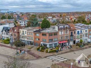 Immeuble de rapport bien situé avec un local commercial et deux appartements, rendement stable jusqu'à 6 %Cet immeuble de rendement bien entretenu et...