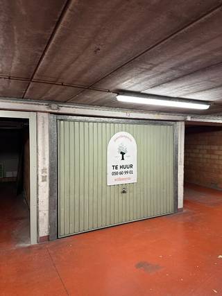 Ruime garagebox te huur in residentie Val Joly gelegen nabij het Albertplein.Garagebox is gelegen op verdieping -1 vlakbij de uitgang.Beschikt over 1...