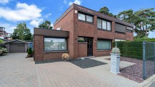 Bent u op zoek naar een warme thuis waar ruimte en comfort hand in hand gaan?<br />Dan is deze woning in de Raafstraat 17 te Genk zeker het ontdekken waard. De woning is gelegen op een mooi perceel van 3a 95ca (395 m²) in een doodlopende straat. Hierdoor geniet je van een rustige en aangename woonomgeving met weinig doorgaand verkeer. Een ideale setting voor gezinnen met kinderen, die hier in alle rust en veiligheid kunnen spelen en opgroeien.<br /><br />De woning beschikt over een aangename leefruimte en telt drie slaapkamers. Een absolute troef is de gezellige veranda, die een mooie verbinding vormt tussen de woning en de tuin. Dankzij de grote glaspartijen geniet je hier van een aangename lichtinval en een mooi zicht op de buitenomgeving. De veranda vormt dan ook de ideale plek om rustig te ontbijten, te ontspannen of gezellig samen te tafelen.<br /><br />Achteraan de woning bevindt zich een verzorgde buitenruimte met verschillende gezellige zithoekjes en een aangename groene inrichting. De tuin biedt bovendien nog heel wat mogelijkheden om verder naar eigen smaak en wensen in te richten.<br />Een extra troef is de vrijstaande garage. Deze biedt niet alleen plaats voor de wagen, maar is eveneens bijzonder praktisch voor het stallen van fietsen, tuinmateriaal of het creëren van extra bergruimte.<br />Daarnaast beschikt de woning over een praktische kelder, die extra opbergruimte biedt en ideaal is voor het stockeren van voorraad, materiaal of andere spullen. Verder is de woning voorzien van rolluiken.<br /><br />De woning beschikt momenteel over een EPC-label E. Hierdoor is de Vlaamse renovatieverplichting voor residentiële gebouwen van toepassing.<br />De woning is reeds voorzien van spouwmuurisolatie, wat een goede basis vormt voor verdere energetische verbeteringen.<br />Meer informatie over de renovatieverplichting, de voorwaarden en de geldende wettelijke bepalingen is terug te vinden op de volgende website: https://www.vlaanderen.be/bouwen-wonen-en-energie/bouwen-en-verbouwen/renovatieverplichting-voor-nieuwe-eigenaars<br /><br /><strong>Rustige ligging in Kolderbos</strong><br />De woning bevindt zich in Kolderbos, een residentiële en groene wijk van Genk. De ligging combineert rust en wooncomfort met een goede bereikbaarheid van dagelijkse voorzieningen.<br />Voor de dagelijkse boodschappen hoef je niet ver. In de wijk vind je onder meer een supermarkt en verschillende lokale handelszaken. Zo bevindt Lidl zich in de Hooiweg, in het hart van Kolderbos.<br /><br />Ook op het vlak van ontspanning en gastronomie heeft Genk heel wat te bieden. Zowel in de omliggende wijken als in het stadscentrum vind je een uitgebreid aanbod aan winkels, restaurants, cafés en andere horecazaken. Genk-centrum is vlot bereikbaar met de wagen, de fiets en het openbaar vervoer.<br />Ook natuurliefhebbers komen hier volop aan hun trekken. In en rond Kolderbos zijn verschillende groene ruimtes en wandelmogelijkheden te vinden. Het nabijgelegen Zillebos beschikt over wandelpaden en bewegwijzerde routes van 2,1 km, 4 km en 5,2 km.<br /><br /><strong>Goede bereikbaarheid en openbaar vervoer</strong><br />Ook qua bereikbaarheid is deze woning gunstig gelegen. In de wijk zijn verschillende busverbindingen aanwezig. Daarnaast zet de stad Genk verder in op de optimalisatie van het openbaar vervoer en de uitbouw van Hoppinpunten.<br />Het treinstation van Genk bevindt zich op ongeveer 2 km van de woning, waardoor ook verplaatsingen met de trein vlot mogelijk zijn. Bovendien is er een goede aansluiting op de belangrijkste invalswegen van Genk en de omliggende gemeenten.<br /><br />Neem gerust een kijkje in de 3D-tour en wandel alvast virtueel door de ruimte - wel zo makkelijk én leuk!<br />https://my.matterport.com/show/?m=wy1erk24Dmn<br /><br />Wens jij deze woning te bezichtigen? Aarzel niet en neem contact met ons op, we staan voor je klaar!<br />Tel.: 0032 497 84 48 80<br />E-mail: info@caenenvastgoed.be<br /><br />Tot binnenkort!