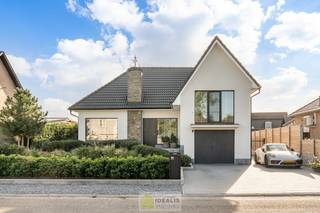 <strong>IDEALIS VASTGOED – Schitterend volledig vernieuwde woning met een heerlijke open leefruimte, 3 tot 4 ruime slaapkamers (waarvan 1 met dressing), een extra ruime luxueuze badkamer, een knap ingerichte wasplaats en een ruime inpandige (fietsen)berging! Dit heerlijk zonnige huis bevindt zich op een volledig nieuw aangelegd perceel van 5a 93ca in het centrum van Hamont-Achel, op slechts enkele minuten van de Nederlandse grens - EEN UNIEKE KANS!<br /><br />LIGGING: </strong><br />Deze woning bevindt zich op wandelafstand van de stadskern van Hamont-Achel. De woning is gelegen in een rustige en aangename woonstraat. De centrale ligging biedt een vlotte bereikbaarheid van scholen, supermarkten en andere commerciële gelegenheden. Tevens is de Nederlandse grens op slecht 2 minuten bereikbaar!!<br /><br /><strong>INDELING: </strong><br />- Sfeervolle inkomhal (8m²) als centrale punt in de woning – een indrukwekkend mooie open leefruimte (42m²) voorzien van een lichtrijke woonkamer met zit- en eetgedeelte en met als kloppend hart een heerlijke keuken met bargedeelte en voorzien van alle comfort en kwalitaitieve toestellen, tevens werd de leefruimte voorzien van airconditioning –<br /><br />- Private inkom langs (garage)deur (25m²) deels ingericht als opbergruimte/fietsenstalling, deels ingericht als werkruimte/kantoor/4<sup>e</sup> slaapkamer – centrale gang (5m²) – ruime wasplaats volledig ingericht met inbouwkasten (11m², vernieuwde technieken, aansluiting voor wasmachine en droogkast, tevens achterinkom) – extra ruim gastentoilet (2m²) -<br /><br />- slaapkamer 1 (15m², voorzien van airconditioning) – slaapkamer 2 (11m²,momenteel ingericht als dressing/bureau) – luxueuze badkamer (11m², voorzien van ligbad, dubbele wastafel met onderkasten en LED-spiegel, wandmeubel, extra ruime inloopdouche, extra toilet) ––<br /><br />- Aparte verdieping voor hoofdslaapkamer met dressing of zitgedeelte (35m², voorzien van airconditioning) – een schitterende verdieping, extra ruim en lichtrijk door nieuwe dakramen, privacy, open tot in de nok, ensuite dressingruimte -<br /><br />- Bergzolder (42m²) -<br /><br /><strong>Tuin: </strong><br />- Prachtig nieuw aangelegde tuin (593m²) met organisch gesnoeide perken, kleurrijke borders – ZW-georiënteerd – verharde oprit en paden – verhard gedeelte aan rechterzijde afsluitbaar met hekberk – uniek natuurstenen terras bereikbaar vanuit leefruimte/keuken – mooi zicht op achtertuin – prachtig overdekt loungegedeelte voorzien van glazen puien (top afgewerkt!) – tevens een praktische tuinberging – veel privacy! -<br /><br /><strong>BIJZONDERHEDEN:</strong><br />- Volledig vernieuwde woning!<br />- Wat werd vernieuwd?: dak, dakisolatie, gevelisolatie, vernieuwde technieken en leidingwerk, stucwerk, schrijnwerk in PVC, keuken, badkamer, vloeren, binnendeuren, volledige buitenaanleg, …<br />- Woning volledig voorzien van inbouwspots en armaturen<br />- Woning uitgerust met airco in leefruimte en 2 slaapkamers!<br />- Volledige woning recent geschilderd, binnen- zowel als buiten, dus helemaal instapklaar!<br />- Toffe indeling, elke verdieping met har eigen functies<br />- Zeer gunstig EPC, extra goed geïsoleerd, GEEN renovatieverplichting!<br />- Elektrische installatie conform!<br />- Dé ideale ligging, pal bij het centrum en voorzieningen, op slechts enkele minuten van de NL-grens<br />- INSTAPKLAAR EN DIRECT BESCHIKBAAR!<br />- EEN ZEER CORRECTE PRIJS VOOR DIT TOTAALPLAATJE!<br /><br /><strong>Stedenbouwkundige Inlichtingen:</strong><br />GV - WG - GMO – GVKR – GVV<br /><strong>E-peil : </strong>181 kWh/m² jaar <strong>met certificaatnummer :</strong> 20231224-0002868973-RES-1<br /><strong>O-peil: </strong>niet overstromingsgevoelig<br />P-score: B<br />G-score: A<br />Asbestveilig!<br /><strong>Benieuwd naar deze woning? Ons IDEALIS Team geeft U met plezier en steeds vrijblijvend de nodige informatie via e-mail, ter plaatse of op onze kantoren in Peer en Pelt.<br />Wenst U advies omtrent uw eigen woning? Graag plannen wij vrijblijvend met U een afspraak in om onze expertise met U te delen, steeds tot Uw dienst!!<br />Neem contact op met IDEALIS VASTGOED op 011/515 565 of mail naar info@idealisvastgoed.be!</strong><br /><strong>Stedenbouwkundige Inlichtingen:</strong><br />Bouwvergunning - Woongebied - Geen dagvaarding - Geen voorkooprecht – Geen verkavelingsvoorschriften<br /><br />