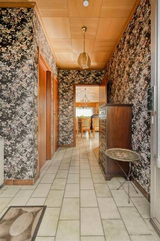 Rustig gelegen, ruime bungalow op een perceel van 640 m². Indeling: inkomhal, gastentoilet, zonnige living, ingerichte keuken met aansluitend grote berging/wasplaats, 2 grote slaapkamers en een badkamer voorzien van een inloopdouche. Ruime garage met toegang tot de grote zolder die zich perfect leent om extra kamers in bij te maken. Deze woning is gelegen in een doodlopende straat, alle ramen beschikken over rolluiken, het slechte epc komt voornamelijk door de elektrische verwarming.