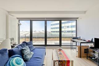 <p>Dit lichtrijke appartement in Kessel-Lo bevindt zich op een toplocatie in Park Belle-Vue, op wandelafstand van het station en het centrum van Leuven. Gelegen op de 2de verdieping geniet je hier van een open gevoel, veel natuurlijk licht en een prachtig zicht over Leuven stad.</p><p>Bij het binnenkomen valt meteen de ruime open leefruimte op. De indeling voelt aangenaam en praktisch aan, met voldoende plaats voor een gezellige zithoek en eetruimte. De volledig ingerichte hedendaagse keuken sluit mooi aan bij de leefruimte en maakt van dit appartement een comfortabele thuis voor wie graag centraal woont zonder in te boeten aan rust en uitzicht.</p><p>Het appartement beschikt verder over een aparte slaapkamer, een badkamer, een afzonderlijk toilet en een praktische wasruimte. Alles is logisch ingedeeld, waardoor de beschikbare ruimte efficiënt wordt benut. Dankzij de hoge ligging en de vele lichtinval krijgt het appartement een luchtig en aangenaam karakter.</p><p>Hoewel er geen private buitenruimte werd vermeld, biedt het prachtige zicht op Leuven stad een sterke meerwaarde. Bovendien zijn een autostaanplaats en fietsenstalling inbegrepen in de prijs, wat op deze locatie een bijzonder praktische troef is.</p><p>De ligging is zonder twijfel één van de grootste sterktes. Park Belle-Vue in Kessel-Lo combineert een vlotte bereikbaarheid met de nabijheid van Leuven. Je wandelt naar het station, het stadscentrum, winkels, horeca en andere voorzieningen. Ideaal voor wie centraal, praktisch en comfortabel wil wonen.</p><p>Heb je interesse en wil jij als eerste de kans grijpen om deze aantrekkelijke woning te ontdekken? We trappen onze verkoop af met een exclusieve “Avant-Première” op woensdag 20 mei om 16u. Plan nu jouw bezoek via de paarse ‘Maak nu een afspraak’ knop op onze website. De richtprijs bedraagt 349.000,- euro. De biedingstermijn loopt tot en met vrijdag 22 april om 21:00 uur. Bekijk het Avant-première reglement onder downloads.</p>