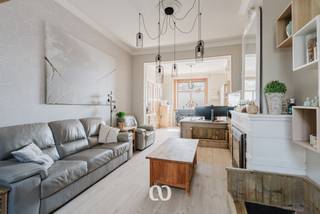 SCHRIJF JE IN VOOR HET EERSTE BEZOEKMOMENT VAN VRIJDAG 2 OKTOBER VIA ONZE WEBSITE!<br /><br />Ben jij op zoek naar een gerenoveerde en energiezuinige gezinswoning met maar liefst 4 slaapkamers in het centrum van Ronse? Gevonden!<br /><br />De hoge plafonds, de goede EPC-score, de vier ruime slaapkamers en de handige ligging op een boogscheut van het centrum en alle nodige voorzieningen zijn maar enkele van de vele troeven die we hier terugvinden!<br /><br />INDELING:<br /><br />GLV: Je komt de woning binnen via de ruime inkomhal. Van hieruit heb je toegang tot de grote living die verder doorloopt naar de eetplaats en de gerenoveerde keuken. Aansluitend aan de keuken bevindt zich een praktische berging en een apart toilet.<br /><br />1eV: Op het eerste verdiep kom je boven in de nachthal. Van hieruit heb je toegang tot twee volwaardige slaapkamers van 15 m² en 13 m² en een gerenoveerde badkamer.<br /><br />2eV: Op het tweede verdiep bevinden zich nog twee ruime slaapkamers van 25 m² en 19 m². Deze kamers lopen in elkaar door en bieden heel wat mogelijkheden.<br /><br />KELDER: De woning beschikt bovendien over een ruime kelder, ideaal als extra bergruimte.<br /><br />Lijkt deze gerenoveerde gezinswoning wel iets voor jou? Aarzel dan zeker niet en contacteer ons vandaag nog om een bezoek in te plannen!