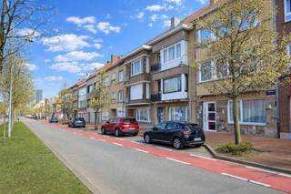 Aangenaam gelijkvloers appartement, voorzien van 2 slaapkamers en een zonnige tuin aan de achterzijde. Het appartement bevindt zich in een kleinschalige residentie met slechts 3 appartementen en zonder syndicuskosten.<br /><br />De grote troeven van dit appartement zijn zonder twijfel de centrale locatie en de heerlijke tuin. <br />De ligging is rustig en op korte afstand van het strand, het station en de winkels.<br />De tuin is groot, onderhoudsvriendelijk en veilig voor kinderen en/of huisdieren.<br /><br />Indeling: een inkomhal, een aangename leefruimte met een zit- en eetplaats, een verzorgde halfopen keuken, een berging, 2 slaapkamers en een badkamer met douche en toilet.<br /><br />Energielabel C. Mogelijkheid tot het plaatsen van zonnepanelen op het hoofddak.<br />Prijs/kwaliteit een mooi aanbod. Bezoek warm aanbevolen.<br /><br />Bezoeken of meer informatie? <br />Contacteer Willem Cauwels op tel. 050/89.27.70.