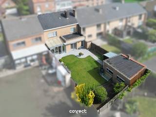 <p><span>Heel goed onderhouden gezinswoning, met garage, zongerichte tuin en 3 ruime slaapkamers.</span></p><p><span> </span></p><p><span>STARTPRIJS: Elk bod boven deze startprijs, wordt voorgelegd aan de eigenaars, die al dan niet kunnen in gaan op dit aanbod.</span></p><p><span> </span></p><p><span>Deze zeer nette, instapklare woning ligt op een uitstekende ligging, rustig maar toch dichtbij inval- en snelwegen en met een vlotte verbinding naar het centrum, winkels, scholen en openbaar vervoer!</span></p><p><span> </span></p><p><span>Binnenin beschikt de woning over 3 volwaardige slaapkamer met inmaakkasten, wat zorgt voor extra opbergruimte en een nette afwerking, een ruime badkamer met inloopdouche en ligbad, toilet, dubbele lavabomeubel en terug veel opbergruimte.</span></p><p><span> </span></p><p><span>De zolder biedt nog de mogelijkheid om eventueel extra kamers te creëren.</span></p><p><span> </span></p><p><span>De lichtrijke leefruimte met de gezellige houtkachel zorgt voor een warme en open sfeer in de woning met aansluitend de veranda met het mooie zicht op de tuin, waar je optimaal kunt genieten van de aangename connectie met buiten.</span></p><p><span> </span></p><p><span>De vernieuwde keuken is volledig geïnstalleerd en voorzienbaar alle hedendaagse comfort, aparte wasplaats.</span></p><p><span> </span></p><p><span>Praktische oprit met voldoende parkeergelegenheid en garage met automatische poort.</span></p><p><span> </span></p><p><span>Buiten vindt u naast de onderhoudsvriendelijke tuin een ruime werkplaats/berging van 37m.</span></p><p><span> </span></p><p><span>De woning werd gerenoveerd in 2011, keuken en leidingen werden vernieuwd, dakisolatie in 2022, overal rolluiken ( grotendeels automatisch), regenwaterput ( 6000l ), CV van 2014</span></p><p><span> </span></p><p><span>Electriciteit is CONFORM !, zeer gunstige EPC ( net C )</span></p><p><span> </span></p><p><span>Dit is een ideale woning voor gezinnen op een vlot bereikbare locatie.</span></p><p><span> </span></p><p><span>Voor meer informatie contacteer Regine: 0493 112 050 - regine@correctvastgoed.be</span></p><p><span> </span></p><p><span> Online schattingstool: https://www.correctvastgoed.be/schatting</span></p><p><span> </span></p>