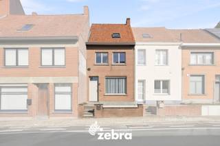 Op een aangename en centrale ligging in Tielt bevindt zich deze verrassend ruime gezinswoning. Het centrum, winkels, scholen, horeca en openbaar vervoer zijn vlot bereikbaar, terwijl u thuis geniet van een bijzonder ruime en groene buitenomgeving. Een fijne combinatie van praktisch wonen en rust.<br /><br />Op het gelijkvloers verwelkomt de inkomhal u in de woning. De gezellige leefruimte biedt plaats aan een comfortabele zithoek en ruime eetplaats. Aansluitend bevindt zich de volledig ingerichte keuken, voorzien van alle nodige toestellen en met veel natuurlijke lichtinval. Verder is er een praktische wasruimte, een afzonderlijk toilet en een kelder die voor extra bergruimte zorgt.<br /><br />De eerste verdieping telt twee slaapkamers en een badkamer met inloopdouche, wastafel en toilet. Op de tweede verdieping bevinden zich nog twee extra slaapkamers, ideaal voor een gezin, thuiswerkplek of hobbyruimte.<br /><br />Een absolute troef is de buitenruimte. Het terras geeft uit op een diepe, groene en westgerichte tuin. Dankzij de mooie oppervlakte is er volop ruimte om te ontspannen, te spelen of te genieten van zonnige namiddagen en lange zomeravonden.<br /><br />Ook technisch zit u goed met een EPC-score C en een conforme elektrische keuring.<br /><br /><strong>Ook wild geworden van deze thuis?<br />Twijfel niet langer en leg vandaag nog uw bezoek vast!</strong>