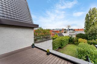 Dit moderne triplex appartement combineert ruimte, comfort en luxe in het hart van de bruisende Theaterbuurt.<br /><br />De inkom bevindt zich op het gelijkvloers en leidt u via een privétrap of lift naar de eerste verdieping met een ruime, open leefruimte en moderne keuken. Grote raampartijen zorgen voor veel lichtinval en geven toegang tot het aangename terras en de fraai aangelegde tuin.<br /><br />Op de tweede verdieping vindt u twee volwaardige slaapkamers, elk met een eigen badkamer. De achterste kamer beschikt bovendien over een privéterras.<br /><br />De derde verdieping biedt een royale master bedroom met ensuite badkamer waarin een uniek handgemaakt glaselement een echte blikvanger vormt. Daarnaast is er nog een extra kamer die momenteel is ingericht als bureau, ook deze kamer heeft de mogelijkheid tot installatie van badkamer. <br /><br />Extra troeven:<br />- Privélift<br />- In elke slaapkamer mogelijkheid tot installatie badkamer<br />- Centraal stofzuigersysteem<br />- Alarm<br />- Warmtepomp<br />- Zonnepanelen<br />- Staanplaats in de praktische garage<br /><br />Een uniek appartement voor wie houdt van ruimte, luxe en een toplocatie.