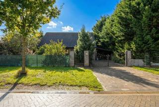 <p>Op zoek naar rust, ruimte én bereikbaarheid? Deze charmante villa op een perceel van 731 m² ligt in een doodlopende straat in een groene, residentiële wijk in Brecht. De ideale plek voor wie comfortabel en rustig wil wonen.</p><p>De woning beschikt over een gunstig EPC-label C en biedt een uitstekende basis om naar eigen smaak te moderniseren. Dankzij de lichtrijke ruimtes en het mooie perceel geniet u hier van een aangename woonbeleving met tal van mogelijkheden.</p><p>De ligging is een absolute troef: u woont hier in alle rust, terwijl u toch vlakbij de Antwerpse ring bent voor een vlotte verbinding.</p><p> </p><p><strong>Waarom dit uw nieuwe thuis kan worden:</strong></p><ul><li>Rustige, kindvriendelijke ligging in doodlopende straat</li><li>Perceel van 731 m² met veel privacy</li><li>Groene, aangename woonomgeving</li><li>Vlotte bereikbaarheid richting Antwerpen</li><li>Interessant renovatiepotentieel</li><li><p>Permanente bewoning toegestaan</p><br /></li></ul><p><span><span>Een ideale opportuniteit voor wie op zoek is naar een woning met karakter en mogelijkheden op een toplocatie.</span></span></p><div><p><span>Wenst u meer informatie of had u graag een bezichtiging gewenst? <strong>Info@markasa.be of 03/827.72.92</strong></span></p></div><p> </p><p> </p>