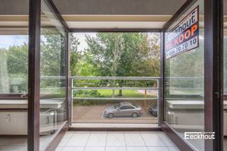 Dit lichtrijke appartement met lift, gelegen in het centrum van Oostende en dicht bij de jachthaven, biedt een open en groen zicht. <br />Het appartement beschikt over twee slaapkamers en een badkamer met douche. De woonkamer is zonnig en biedt een aangenaam uitzicht. De keuken is voorzien van alle nodige apparatuur.<br />Dankzij de ligging in het centrum van Oostende zijn winkels, restaurants en openbaar vervoer op wandelafstand bereikbaar. <br />Indeling: inkomhal met vestiaire en afzonderlijk toilet, leefruimte met mooi en ruim zicht, afzonderlijke keuken met terrasje, 2 ruime slaapkamers en badkamer met douche, wc en dubbele lavabo. Er is eveneens een privatieve kelder aanwezig.<br />Het gebouw werd recent aangesloten op het warmtenet van Oostende, wat de verwarmingskosten ten goede komt.<br />Dit appartement is ideaal voor wie op zoek is naar een comfortabele en praktische woonst in een levendige omgeving. Met zijn twee slaapkamers is het ook perfect geschikt voor een klein gezin. Kortom, dit appartement biedt alles wat je nodig hebt voor een aangenaam verblijf in Oostende.