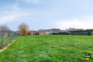 <strong>Charmante hoevewoning aan de stadsrand van Bilzen – Merem 33.</strong><br /><br />Deze karaktervolle langegevelhoeve geniet van een landelijke, rustige ligging op slechts enkele minuten van het centrum van Bilzen.<br />Alle dagelijkse voorzieningen, winkels en verbindingswegen zijn vlot bereikbaar, waardoor je hier de perfecte combinatie vindt van rust en wooncomfort.<br /><br />De hoeve bevindt zich op een ruim perceel van 26a 85ca en omvat een woonhuis, een voormalige toegangspoort naar de binnenkoer, twee stallingen en een achtergelegen, volledig omheinde weide.<br />De woning beschikt over een bewoonbare oppervlakte van 151m² en telt 3 slaapkamers. De zolderverdieping van 108m² biedt bovendien een mooie mogelijkheid tot het creëren van extra woonruimte.<br /><br />Binnenkomen doe je via de zijdelingse inkomhal, die toegang geeft tot de ingerichte keuken en de bijzonder gezellige leefruimte met zit- en eethoek.<br />De combinatie van parketvloeren en plafonds met zichtbare houten balken creëert een warme, authentieke landelijke sfeer. Vanuit de eetkamer geniet je van een aangenaam zicht op de binnenkoer.<br />De hal met gastentoilet leidt verder naar het overdekte terras, de badkamer met douche, dubbele wastafel en nachttoilet, evenals naar de drie slaapkamers.<br />Op deze verdieping bevindt zich tevens een ruime berging aan de voorzijde, die eenvoudig kan worden ingericht als inpandige garage. Via deze ruimte bereik je ook de zolderverdieping, die potentieel biedt voor bijkomende woon- of hobbyruimte. Daarnaast is er nog een kleine voorraadkelder aanwezig.<br /><br />De woning is uitgerust met dubbele beglazing, rolluiken en 10 zonnepanelen.<br /><br />De aanpalende stalling (28m²) en de grote buitenstalling (49m²) bieden veelzijdige mogelijkheden, ideaal voor wie extra opslagruimte, hobbyruimte of dierenverblijven wenst. De achterliggende weide maakt het plaatje compleet.<br /><br />Troeven van deze hoevewoning zijn:<br />- Authentieke langegevelhoeve met twee stallingen en weide<br />- Rustige, landelijke ligging nabij het centrum van Bilzen<br />- Potentieel voor uitbreiding op de zolderverdieping<br />- Uitstekend onderhouden<br />- Voorzien van 10 zonnepanelen<br /><br /><br />Voor meer info of een bezoek ter plaatse, contacteer ons op 0473 79 29 30 of mail naar luc@vestio.com<br /><br /><br /><br /> 
