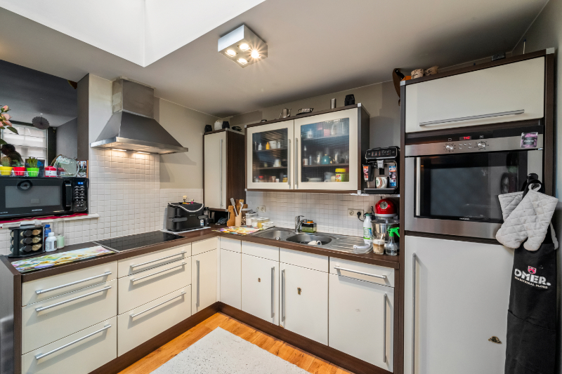 Roeselare-stadskern. Polyvalente BURGERWONING / HANDELSHUIS in 2 delen : exclusief commercieel pand gelijkvloers met tuin en uniek triplex appartement met 2-3 slaapkamers. Verhuurd met mooi rendement ! - foto 5