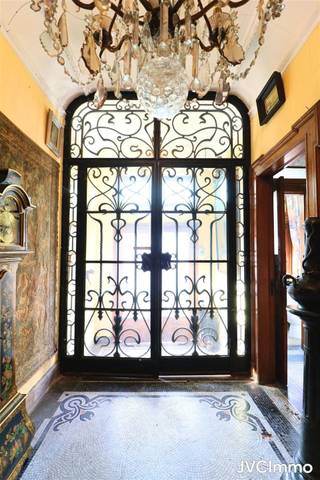 Composition :Sous-sol (-1) : caves : +/- 125 m²RDCH : halls + spacieux hall accès 1er étage avec somptueux escalier en bois massif + douze pièces...