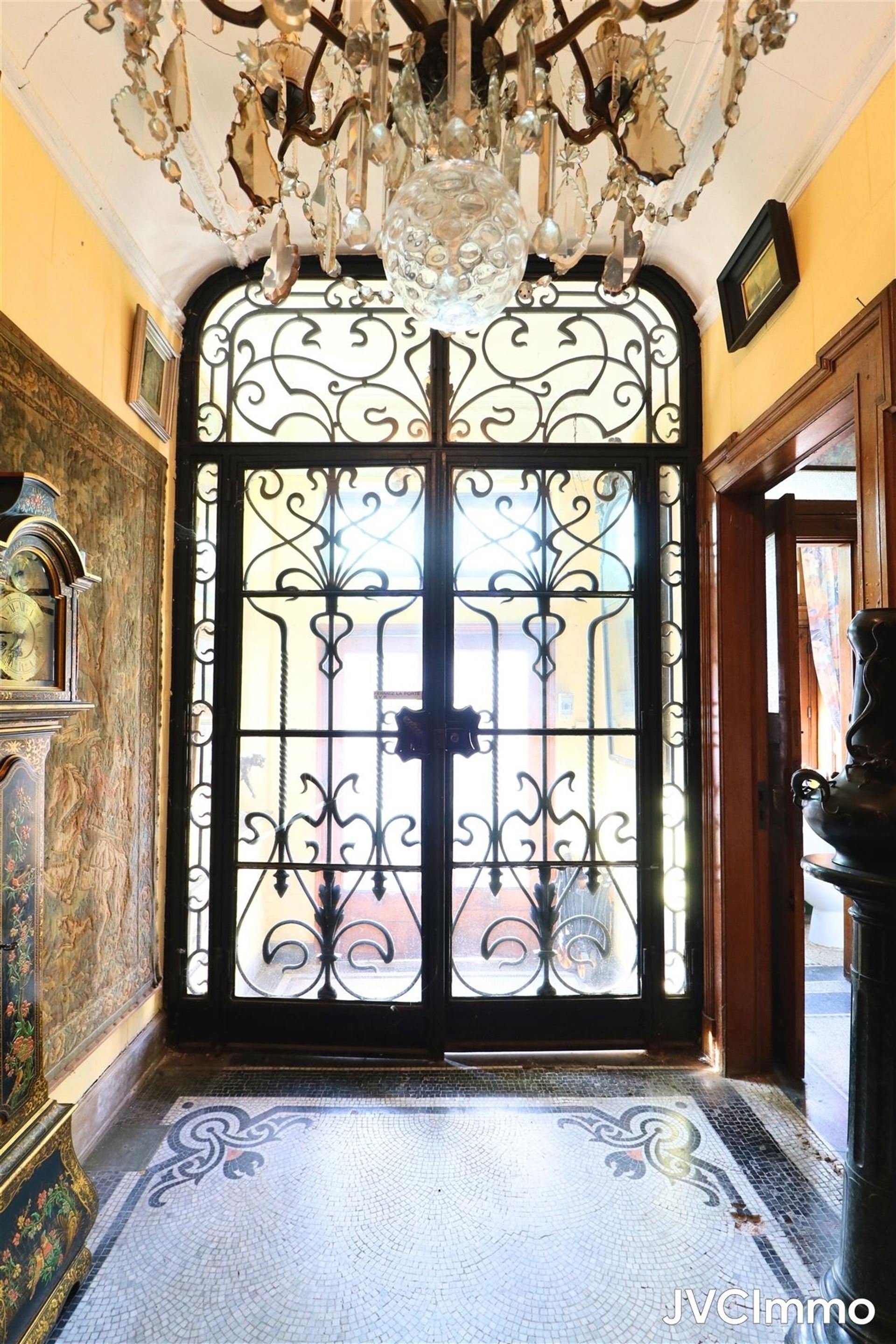 Élégante demeure de caractère avec un beau potentiel de transformation - photo 3