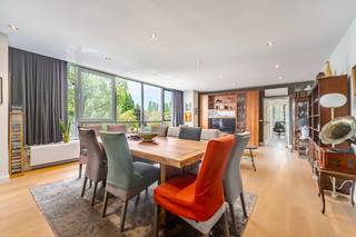 <p>Volledig gerenoveerd appartement met 3 slaapkamers en ruim terras op Linkeroever.</p>

<p>Dit appartement in Linkeroever combineert comfort, ruimte en een groene residentiële ligging. De woning werd volledig gerenoveerd en beschikt over conforme elektriciteit, drie volwaardige slaapkamers en een groot terras waar u rustig kan genieten van de omgeving. Kortom, dit appartement biedt alles voor aangenaam wonen. Bovendien bevindt u zich vlak bij openbaar vervoer, parken, belangrijke invalswegen en natuurlijk, niet te vergeten, Antwerpen Centrum.</p>

<p> </p>

<p>Belangrijkste ruimtes:<br />• Ruime woonkamer (40 m²) met veel lichtinval<br />• Keuken (12 m²) met praktische indeling<br />• Drie slaapkamers van 15 m², 14 m² en 12 m²<br />• Badkamer (6 m²)<br />• Inkomhal (17 m²)<br />• Wasplaats (4 m²)<br />• Terras (10 m²) in groene omgeving<br />• Berging (2 m²)<br />• Kelder (6 m²)<br />• Binnenstaanplaats (15 m²)</p>

<p> </p>

<p>Troeven:<br />• Volledig gerenoveerd appartement met conforme elektriciteit<br />• Groot terras en groene residentiële ligging op Linkeroever<br />• Inclusief berging, kelder</p>

<p>Overdekte staanplaats optioneel mee aan te kopen voor € 25.000</p>

<p> </p>

<p>Neem vandaag nog contact op voor een bezoek.</p>

<p>JOUW DROOMAPPARTEMENT. ZO GEVONDEN!</p>