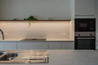 Dit nieuwbouwappartement maakt deel uit van residentie Residentie Sint-Amandus, uitstekend gelegen op de hoek van de Kortrijkstraat en de Harelbeekstraat, vlak bij de markt van Zwevegem. Dankzij deze centrale ligging bevinden bakkerijen, slagerijen, winkels, horecazaken en andere voorzieningen zich op wandelafstand.Indeling:- inkomhal met gastentoilet- woonkamer met open keuken- praktische berging- afzonderlijke bureauhoek- 2 slaapkamers, elk met hun eigen badkamer- badkamer voorzien van inloopdouche, dubbele lavabo en toilet- badkamer voorzien van inloopdouche en lavabomeubel- 2 terrassenTroeven:- gebruik van duurzame materialen- prachtige binnentuin- veel lichtinval door de grote raampartijen- winkels op wandelafstand- mogelijkheid tot aankoop autostaanplaats met elektrisch laadpuntVoor meer informatie, contacteer Valentine op 0493 25 32 62 of valentine.duquesne@dewaele.com