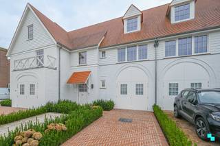 Deze unieke high-end woning bevindt zich in een rustige buurt in Waregem. De woning beschikt over 5 slaapkamers en is gelegen op een zuidoost...