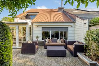 Deze instapklare woning met zuid gerichte tuin en kwalitatieve afwerking kan je vinden in het pittoreske Bazel op een absolute toplocatie vlakbij...