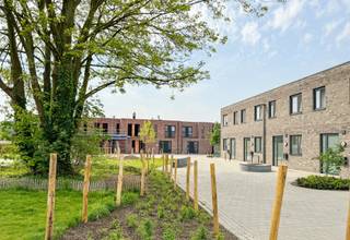 <p><strong>Woning 11 is een gesloten bebouwing met een bruto bewoonbare oppervlakte van 138 m². De woning beschikt over drie slaapkamers, woonkamer met open leefkeuken, berging, toilet, badkamer met ligbad, douche, dubbel lavabomeubel en toilet. Daarnaast is er een tuin met fietsenberging en privé-autostaanplaats onder carport.<br /><br />Woonerf Elysis – 8 verhuurde BEN-woningen te koop als investering</strong></p>
<p>Ontdek deze unieke investeringsopportuniteit in hartje Turnhout. In <strong>Woonerf Elysis</strong> bieden wij 8 volledig afgewerkte en <strong>reeds verhuurde BEN-woningen</strong> te koop aan. Als investeerder geniet u meteen van <strong>direct rendement</strong>, zonder zorgen over leegstand of het zoeken van huurders.</p>
<p><strong>Waarom investeren in Woonerf Elysis?</strong></p>
<ul>
<li><strong>Direct rendement</strong>: alle 8 woningen zijn verhuurd</li>
<li><strong>Stabiele inkomstenstroom</strong> dankzij bestaande huurcontracten</li>
<li><strong>Toplocatie</strong>: rustig gelegen op fietsafstand van Turnhout centrum</li>
<li><strong>Energiezuinig</strong>: BEN-woningen met E-peil ≤ 10, voorzien van zonnepanelen, vloerverwarming en warmtepomp</li>
<li><strong>Fiscaal voordeel</strong>: vrijstelling onroerende voorheffing voor bepaalde duur.</li>
<li><strong>Zorgeloze investering</strong>: mogelijkheid instappen in onze dienst vastgoedbeheer</li>
</ul>
<p>De woningen combineren een tijdloze architectuur met duurzame kwaliteit en zijn bijzonder aantrekkelijk voor huurders. Dit maakt Woonerf Elysis een <strong>zekere en rendabele investering</strong> met toekomstwaarde.</p>
<p><strong>Interesse?</strong></p>
<p>Neem contact op via <strong>014 41 42 42</strong> of <strong>nieuwbouw@vansweevelt.be</strong> en ontdek hoe u vandaag nog kan instappen in dit sterk verhuurproject.</p>