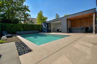 Bent u op zoek naar een ruime en instapklare gezinswoning waar comfort, licht en buitenleven centraal staan? Dan is deze prachtige woning beslist een bezoek waard.<br />Bij het binnenkomen wordt u verwelkomd in een ruime inkomhal met gastentoilet en een stijlvolle trap naar de eerste verdieping. Op het gelijkvloers bevindt zich tevens een afzonderlijk bureau, ideaal als thuiswerkplek of praktijkruimte.<br />De lichtrijke leefruimte bestaat uit een gezellige zithoek en een ruime eetplaats en sluit naadloos aan op de moderne, open keuken met eetgedeelte. Dankzij de grote raampartijen geniet u hier van een prachtig zicht op de tuin en een overvloed aan natuurlijk licht. Verder vindt u op het gelijkvloers een ruime wasplaats en een garage.<br />Op de eerste verdieping bevinden zich vier volwaardige slaapkamers en een comfortabele badkamer, uitgerust met een ligbad, een aparte douche en een modern lavabomeubel.<br />Ook buiten heeft deze woning heel wat te bieden. De ruime tuin vormt een oase van rust en privacy. Het grote zonneterras biedt een directe verbinding met het zwembad en het stijlvolle poolhouse. <br />Praktisch is er eveneens een ruime oprit met plaats voor drie wagens.<br /><br />RICHTRIJS - 638.000 EUR - De vermelde prijs is een richtprijs: ieder bod wordt voorgelegd aan de eigenaars, die al dan niet kunnen ingaan op het voorstel.<br /><br />Contacteer PERSPECTIEF VASTGOED – 7 op 7 bereikbaar – voor meer informatie of een bezoek.<br />Bel 050/550.750 of mail naar info@perspectiefvastgoed.be!