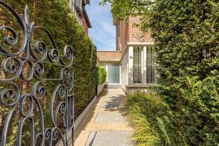 <p><span>ANTWERPEN - Van Putlei</span><span>: Prachtige herenwoning met 5 slaapkamers, 4 badkamers, mooie tuin, garage + oprit en lift. EPC-label B.</span></p><p><span> </span></p><p><span>Gelegen in één van de mooiste en meest gegeerde straten van Antwerpen, omgeven door historische architectuur, treft men deze herenwoning met lift aan.</span></p><p><span> </span></p><p><span>BESCHRIJVING:</span></p><p><span> </span></p><p><span>Men bereikt de woning via een automatisch hek + automatisch schuifhek voor garage.</span></p><p><span>Aangelegde voortuin met fietsenrek.</span></p><p><span> </span></p><p><span>Gelijkvloers</span><span>:</span></p><p><span>Inkomhal met vestiaire en toilet met handenwasser. Aparte doucheruimte.</span></p><p><span>Verschillende ruime kantoor- en vergaderruimtes, waarvan één met gashaard en toegang tot tuin en terras. Ideaal voor een combinatie wonen/werken.</span></p><p><span>Zeer mooie aangelegde tuin met veel privacy en terras op bankirai.</span></p><p><span>Garage voor 1 wagen met automatische poort. Autostaanplaats buiten voor de garage.</span></p><p><span> </span></p><p><span>1° Verdieping</span><span>:</span></p><p><span>Grote hal/overloop op parket met ingewerkte zitbank.</span></p><p><span>Vooraan leefkamer met ingemaakte kastenwand en met schuifwand voor TV en gashaard.</span></p><p><span>Achteraan eetkamer en luxueuze ingerichte open keuken met eiland met eettoog, alle Miele toestellen (kookplaat, oven, vaatwasser, dampkap, espresso machine, microgolfoven, bordenverwarmer)</span></p><p><span>Veelvoud aan kasten.</span></p><p><span>Aangename veranda met gashaard, kasten en trap naar de tuin.</span></p><p><span> </span></p><p><span>2° Verdieping</span><span>:</span></p><p><span>Hall op parket.</span></p><p><span>Vooraan slaapkamer met naastliggende douchekamer.</span></p><p><span>Zeer grote dressing met ingemaakte kastenwanden en eiland.</span></p><p><span>Annex zeer grote badkamer met ligbad, douche, 2 lavabo's, toilet, badkamermeubel.</span></p><p><span>Apart toilet.</span></p><p><span>Achteraan zijn er nog 2 ruime slaapkamers met ingemaakte kasten, lavabomeubel en bureel</span></p><p><span> </span></p><p><span>3° Verdieping</span><span>:</span></p><p><span>Hal met lichtkoepel en ingemaakte kastenwanden.</span></p><p><span>Vooraan slaapkamer uitgevend op groot zuidgericht terras over de volle breedte.</span></p><p><span>Sauna.</span></p><p><span>Achteraan slaapkamer met ingemaakte kasten. Toegang tot terras met zicht op tuin. </span></p><p><span>Annex badkamer met douche (combinatie stoomcabine), lavabo met bijhorend meubel, handdoekdroger, toilet en ingemaakte kast.</span></p><p><span> </span></p><p><span>Kelder</span><span>:</span></p><p><span>De woning is volledig onderkelderd en onderverdeeld in: waskamer, wijnkelder, technische ruimte, stockageruimte.</span></p><p><span>Eveneens toegang tot de tuin.</span></p><p><span> </span></p><p><span>BIJZONDERHEDEN:</span></p><p><span> </span></p><p><span>* Prachtige locatie</span></p><p><span>* EPC Label B</span></p><p><span>* Garage met oprit</span></p><p><span>* Lift van -1 tot 3° verdieping</span></p><p><span>* Rolluiken</span></p><p><span>* Overal airco</span></p><p><span>* Ideaal combinatie wonen/werken</span></p><p><span> </span></p><p><span> </span></p>