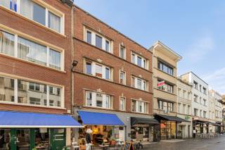 <p><span>Living in the Hoogstraat, in the middle of old Antwerp</span></p><p><span> </span></p><p><span>In Hoogstraat, you are right in the historic heart of the city. Narrow street, facades full of character, and always something to see when you step outside. Here you live between the Scheldt and the Grote Markt, with cafes, small stores and terraces within walking distance.</span></p><p><span> </span></p><p><span>• Located in Hoogstraat, in the historic center of Antwerp<br />• Within walking distance of the Scheldt, Grote Markt and numerous cafes and shops<br />• Bright living space with open kitchen<br />• Modern bathroom with walk-in shower<br />• Balcony<br />• Separate toilet</span></p><p><span> </span></p><p><span>On the third floor of the building is this apartment. Inside, you immediately enter the living space, where the light enters nicely along the windows. No unnecessary frills, just a pleasant space where you can easily make it your own. </span></p><p><span> </span></p><p><span>The open kitchen is an extension of the living space and is practical, with everything within easy reach. From here you step onto the balcony, a nice extra for a fresh nose or a coffee in between.</span></p><p><span> </span></p><p><span>At the back is the bedroom. Quietly located and large enough for a comfortable bed and closet space.</span></p><p><span> </span></p><p><span>Next to it is the modern bathroom, equipped with a walk-in shower and sink. The separate toilet provides that extra bit of comfort.</span></p><p><span> </span></p><p><span>The area is logically utilized, making the whole place feel pleasant and uncluttered. Ideal for those who like to live centrally, but also seek some peace and quiet at home.</span></p><p><span> </span></p><p><span>Interested? Make your appointment at www.sinjoor.be or 03 283 05 00.</span></p><p><span> </span></p>