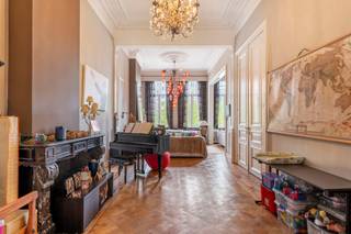 <p>Au cœur d'Anvers, dans une large rue, se trouve cette majestueuse maison de maître avec une façade de 10 m de large, qui offre un équilibre parfait entre vie privée, vie professionnelle et loisirs. La maison respire l'authenticité dès le premier regard : ses hauts plafonds, ses moulures élégantes, ses parquets d'origine et ses cheminées classiques rappellent la riche histoire du bâtiment, tandis que des rénovations soigneusement réalisées garantissent le confort moderne.</p>
<p>La maison de maître est répartie sur plusieurs étages et offre un espace et des possibilités surprenants. Au rez-de-chaussée se trouve un bureau spacieux avec une entrée séparée, idéal pour une profession libérale, un cabinet ou un atelier à domicile. Il y a également un grand garage, un atout indéniable dans le centre-ville.</p>
<p>Le premier étage constitue le cœur de la maison, avec un salon et une salle à manger lumineux qui se fondent harmonieusement dans une cuisine entièrement équipée. De grandes fenêtres laissent entrer la lumière du jour et donnent accès à une terrasse spacieuse et ensoleillée, un espace extérieur rare en plein centre-ville où il fait bon se détendre.</p>
<p>Les étages supérieurs comprennent cinq chambres à coucher à part entière, chacune avec son propre caractère et ses propres finitions. Deux salles de bains assurent le confort et l'intimité de toute la famille. La disposition permet également d'aménager la maison en maison kangourou ou d'accueillir des invités séparément.</p>
<p>Cette maison allie sans effort grandeur et fonctionnalité. Grâce à sa situation centrale, les magasins</p>
<p>Au cœur d'Anvers, dans une large rue, se trouve cette majestueuse maison de maître avec une façade de 10 m de large, qui offre un équilibre parfait entre vie privée, vie professionnelle et loisirs. La maison respire l'authenticité dès le premier regard : ses hauts plafonds, ses moulures élégantes, ses parquets d'origine et ses cheminées classiques rappellent la riche histoire du bâtiment, tandis que des rénovations soigneusement réalisées garantissent le confort moderne.</p>
<p>La maison de maître est répartie sur plusieurs étages et offre un espace et des possibilités surprenants. Au rez-de-chaussée se trouve un bureau spacieux avec une entrée séparée, idéal pour une profession libérale, un cabinet ou un atelier à domicile. Il y a également un grand garage, un atout indéniable dans le centre-ville.</p>
<p>Le premier étage constitue le cœur de la maison, avec un salon et une salle à manger lumineux qui se fondent harmonieusement dans une cuisine entièrement équipée. De grandes fenêtres laissent entrer la lumière du jour et donnent accès à une terrasse spacieuse et ensoleillée, un espace extérieur rare en plein centre-ville où il fait bon se détendre.</p>
<p>Les étages supérieurs comprennent cinq chambres à coucher à part entière, chacune avec son propre caractère et ses propres finitions. Deux salles de bains assurent le confort et l'intimité de toute la famille. La disposition permet également d'aménager la maison en maison kangourou ou d'accueillir des invités séparément.</p>
<p>Cette maison allie sans effort grandeur et fonctionnalité. Grâce à sa situation centrale, les magasins</p>