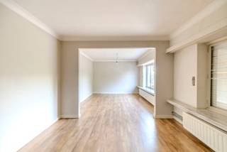 Handelshuis met verhuurde handelsruimte en ruim appartement in hartje Blauberg!<br /><br />Gelegen in het centrum van Blauberg (Herselt), beschikt dit handelshuis over een handelsruimte op het gelijkvloers en een ruim appartement op de bovenliggende verdiepingen. Dankzij de centrale ligging bevinden winkels, voorzieningen en andere faciliteiten zich op korte afstand.<br /><br />De handelsruimte op het gelijkvloers is momenteel verhuurd, wat zorgt voor een mooie vaste huurinkomst. Dit maakt het pand bijzonder interessant voor wie wonen en investeren wil combineren.<br /><br />Het ruime appartement van maar liefst 177 m² is momenteel vrij en beschikt over 3 slaapkamers, een ruime keuken, een badkamer met ligbad en een zolderruimte. Dankzij de ruime oppervlakte en praktische indeling biedt het appartement heel wat mogelijkheden om er een comfortabele thuis van te maken.<br /><br />Uniek voor wie wonen en investeren wil combineren: woon zelf boven en geniet van een vaste huurinkomst uit de handelsruimte beneden!<br /><br />Uniek voor investeerders: ideaal voor verhuur of bewoning!<br /><br />EPC: D-score – UC: 20260930-0003965984-RES-1<br /><br />Woongebied – Vergunning – Geen verkavelingsvergunning – Geen dagvaarding – Geen voorkooprecht