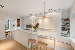 <p><span>Hoogwaardig gerenoveerde woning in Edegem te Molenveld, een absolute topper!</span></p><p><span> </span></p><p><span>Deze schitterende woning combineert hedendaags wooncomfort met een luxueuze afwerking, inclusief mooie parketvloeren in de woonruimtes (gelijkvloers en eerste verdieping). </span></p><p><span>Met vier slaapkamers en twee badkamers is er volop ruimte voor gezinnen of wie gewoon van extra comfort houdt. </span></p><p><span> </span></p><p><span>De grote raampartijen laten overvloedig natuurlijk licht binnen, waardoor elk vertrek warm en uitnodigend aanvoelt.</span></p><p><span> </span></p><p><span>De woning ligt op een absolute toplocatie in Edegem, in een kindvriendelijke buurt met alles binnen handbereik: scholen, winkels, openbaar vervoer en recreatiemogelijkheden. Bovendien zijn de verbindingswegen uitstekend, zodat je vlot in Antwerpen, Brussel of de omliggende gemeenten bent.</span></p><p><span> </span></p><p><span>Extra troeven: EPC A, zonnepanelen, veel praktische inbouwkasten, airco in de master bedroom, hoogwaardige materialen en een tuin met polybeton terras perfect om te ontspannen en van zonnige dagen te genieten. </span></p><p><span> </span></p><p><span>Te veel troeven om op te sommen, dus plan snel je bezoek om de rest zelf te ontdekken!</span></p><p><span> </span></p><p><span>Wil je deze parel zelf ervaren? Vraag vandaag nog je bezoek aan!</span></p>