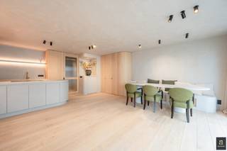 Prachtig gerenoveerd appartement met 3 slaapkamers, uitstekend gelegen op enkele passen van de Zeedijk en het Driehoeksplein. Indeling: inkomhal met vestiaire en gastentoilet. Ruime woon- en eetkamer met adembenemend zijdelings zeezicht. Open geïnstalleerde keuken voorzien van tal van kasten. Berging met aansluiting voor wasmachine en droogkast. 2 ruime slaapkamers met elk hun eigen douchekamer. 3de slaapkamer/bureau. Alle slaapkamers zijn voorzien van ingemaakte kasten. Privatieve kelder. Heel mooie realisatie!