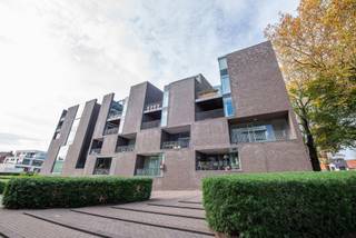 In het levendige hart van Waregem, in de prestigieuze residentie Avalon, bevindt zich dit uitzonderlijk energiezuinige appartement dat comfort...