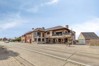 Via het sas zijn er<strong> 3 afzonderlijke toegangen, </strong>voor het bereiken van de<strong> 2 handelspanden en het </strong> <strong>appartement met 3 slaapkamers</strong>.<br /><strong>Handelspanden met verschillende ruimtes en mogelijkheden.</strong><br />Voorzien van <strong>alarmsysteem</strong>, <strong>airco</strong>, <strong>ventilatie D-systeem</strong>, <strong>regenwater</strong>.. <br /><br /><strong>Ligging </strong>: gelegen op de Desselgemseweg Waregem, op minder dan 3km van de op-en afrit van E17, op 1,5 km van het centrum van Waregem. Vlotte bereikbaarheid.<br /><br />Indeling handelspand: <br />Inkomhal met aparte toegangen naar de <strong>kantoor/praktijk/handelsruimtes</strong>. Er is een praktijk/kantoorruimte van <strong>28 m²</strong> en een praktijk/kantoorruimte van <strong>75 m²</strong>.<br />Daarnaast is er nog een bijkomende praktijk/kantoorruimte /berging van<strong> 24 m²</strong> en een keuken / refter van <strong>16 m².</strong> <br />(De totale oppervlakte van het gelijkvloers is 190 m²)<br /><br />Indeling <strong>appartement </strong>(bewoonbare oppervlakte : <strong>150 m²): </strong><br /><strong>Hal</strong>- apart <strong>toilet </strong>- lichtrijke <strong>woon-en eetruimte </strong>(mogelijkheid tot gashaard) - volledig ingerichte <strong>leefkeuken </strong>-<strong> 3 slaapkamers</strong> (ruime slaapkamer en twee kinderkamers) - <strong>badkamer </strong>met ligbad, inloopdouche en lavabomeubel - <strong>zonneterras </strong>van 17 m² bereikbaar via woonruimte en keuken - <strong>buitenberging </strong>/ technische ruimte - zeer ruime, geïsoleerde <strong>zolder </strong>(mogelijkheid tot extra kamers).<br /><br />Voor het gebouw zijn er <strong>ruim voldoende parkeerplaatsen.</strong><br />Er is ook een <strong>dubbele garage (50 m²) </strong>met automatische sectionaalpoort vooraan &amp; achteraan de garage.<br />Achter de garage bevindt zich nog een <strong>terras &amp; tuintje met open zicht </strong>op landbouwgronden.<br /><br /><em><strong>!! Ideaal voor wie op zoek is naar een investering wegens het verhuurd zijn van de 3 eenheden !! </strong></em><br /><br />Wenst u meer info of een bezoek ter plaatse? Bel Martijn op het nummer 0470/62.95.68 of mail naar martijn@maesconceptimmo.be.<br /> 