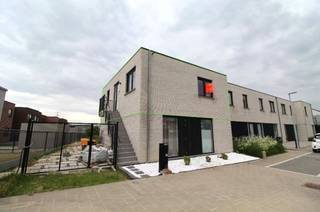 Lichtrijk en zuinig appartement met twee slaapkamers te huur nabij centrum Rumbeke langs de Oude Oekensestraat.Dit appartement beschikt over alle...