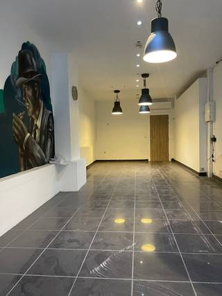 Te huur: deze gelijkvloerse commerciële ruimte/kantoorruimte is gelegen in hartje Aalst op slechts 1 minuut van de Grote Markt. Naast een commcerciële ruimte/kantoorruimte bevat het pand nog een opbergruimte. Dankzij de uitermate goede ligging van het pand, is deze ruimte ideaal voor wie op zoek is naar een kantoor of uitbating van een zelfstandige activiteit (advocaten, geneesheren, tandartsen, boekhouders...). Dit pand ligt op loopafstand van parking Houtmarkt en bevindt zich in een straat met parkeergelegenheid. Desgewenst kunnen er parkeerplaatsen worden gehuurd in een overdekte gesloten garage rechtover het handelspand. Huurprijs 850 EUR/maand + 30 EUR/maand gemeenschappelijke kosten.
