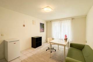 Charmante HERENWONING met STATIGE VOORGEVEL en tal van mogelijkheden, gelegen in het hart van Gent op WANDELAFSTAND van winkels, horeca, openbaar vervoer, universiteiten en andere dagelijkse voorzieningen. Via de inkomhal bereikt u de woonkamer, de keuken, een DOUCHERUIMTE en de kelder. Op de eerste verdieping bevindt zich een RUIME SLAAPKAMER, terwijl de tweede verdieping plaats biedt aan een TWEEDE VOLWAARDIGE SLAAPKAMER. De derde verdieping omvat een DERDE SLAAPKAMER met aansluitende BADKAMER, wat extra comfort creëert. De INGERICHTE ZOLDERVERDIEPING kan perfect dienstdoen als VIERDE SLAAPKAMER, LOGEERKAMER, BUREAU of HOBBYRUIMTE. Dankzij de CENTRALE LIGGING en de praktische indeling is dit pand bijzonder interessant voor GEZINNEN, ouders met studerende kinderen of wie graag woont in het BRUISENDE CENTRUM van Gent, met alles binnen handbereik. Ideale opbrengsteigendom, gezien het pand steevast is/werd VERHUURD.<br /><br />Adres: Geraard Mercatorstraat 46 te Gent<br /><br />EPC: 215kWh, G-score en P-score A, Geen renovatieverplichting van toepassing
