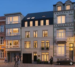 <ul>
<li>Dit project is gelegen in de prachtige Edmon Laptonstraat te Oostende, vlakbij <strong>strand</strong>, centrum, Thermae Palace, ...</li>
<li>Er is een <strong>totaalrenovatie</strong> uitgevoerd op dit pand waarbij alles volledig vernieuwd is met zeer <strong>kwalitatieve materialen</strong>.</li>
<li>Zijn onder andere aanwezig: <strong>vloerverwarming</strong> met warmtepompen, ventilatie systeem, ruime nieuwe lift, parketvloeren, ...</li>
<li>De oplevering is voorzien rond einde 2026.</li>
<li>Er zijn appartementen met 1, 2, 3 of 4 slaapkamers.</li>
<li>Tevens is een ruimte fietsenberging aanwezig alsook privatieve kelderbergingen.</li>
</ul>