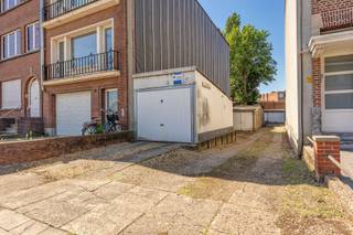 <p>Bouwgrond voor ééngezinswoning – Berchem</p><p> </p><p>Unieke bouwkans in een rustige, residentiële buurt van Berchem! Op een uitstekende locatie bevindt zich deze ruime bouwgrond in de Jules Bilmeyerstraat 40, op wandelafstand van winkels, scholen, openbaar vervoer en de gezellige Berchemse horeca.</p><p> </p><p>Dit perceel van ca. 299 m² laat toe een kwalitatieve ééngezinswoning te bouwen van 3 bouwlagen met plat dak en een bouwdiepte van 17 meter. De buurt wordt gekenmerkt door hoofdzakelijk ééngezinswoningen en het perceel is perfect afgestemd op deze typologie — ideaal voor wie op zoek is naar de perfecte locatie om een ruime gezinswoning te realiseren.</p><p> </p><p>Dankzij de vlotte verbindingen richting het centrum van Antwerpen en de nabijgelegen invalswegen combineert u hier rustig wonen met een uitstekende bereikbaarheid.</p><p> </p><p>Contacteer ons voor meer info.</p><p> </p><p><span>-</span><span> </span>Gegeerde ligging in Berchem</p><p><span>-</span><span> </span>Perceel van ca. 299 m²</p><p><span>-</span><span> </span>3 bouwlagen met plat dak</p><p><span>-</span><span> </span>Bouwdiepte tot 17 m</p><p><span>-</span><span> </span>Ideaal voor ruime ééngezinswoning</p><p><span>-</span><span> </span>Uniek aanbod in deze buurt</p><p><span>-</span><span> </span>Momenteel 5 verhuurde garageboxen</p><p> </p><p>Laat ons iets weten voor meer informatie op stad@sinjoor.be of 03 283 05 00.</p>