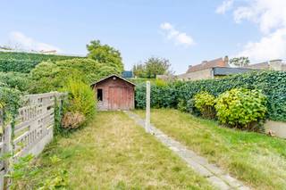 Deze halfopen woning biedt een uitstekende opportuniteit voor wie op zoek is naar een renovatieproject op een centrale ligging.
Op het gelijkvloers beschikt de woning over een gezellige zithoek, een aparte eetplaats, een keuken en een badkamer. Vanuit de leefruimte heeft u zicht op de aangename tuin, die opnieuw tal van mogelijkheden biedt.
Op de eerste verdieping bevinden zich twee slaapkamers. Via een vaste trap bereikt u de zolderverdieping, die extra opslagruimte biedt of verder kan worden ingericht volgens uw wensen.
Ben jij op zoek naar een woning die je volledig naar jouw smaak kunt renoveren en inrichten? Dan is dit jouw kans!
Contacteer Hyboma en plan uw bezoek in.