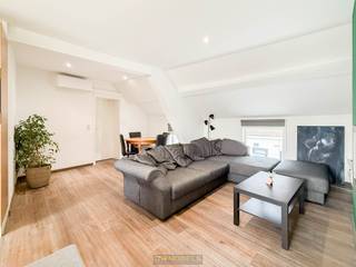 <p><strong>ENERGIEZUINIG APPARTEMENT MET TERRAS</strong><span> en </span><strong>DRIE SLAAPKAMERS</strong><span> in het landelijke en rustige Goeferdinge, een deelgemeente van Geraardsbergen. Deze aantrekkelijke eigendom verwelkomt u met een lichtrijke leefruimte en een </span><strong>GEÏNSTALLEERDE OPEN KEUKEN</strong><span> die naadloos aansluit op het </span><strong>GROTE, GEZELLIGE TERRAS</strong><span>. De </span><strong>DRIE VOLWAARDIGE SLAAPKAMERS</strong><span> bieden tal van mogelijkheden voor </span><strong>STARTERS, THUISWERK OF HOBBYRUIMTE</strong><span>, terwijl de moderne badkamer en </span><strong>APARTE BERGING</strong><span> zorgen voor extra praktisch comfort. Bovendien is er ruimte voorzien om </span><strong>FIETSEN VEILIG TE STALLEN</strong><span>. Dankzij de </span><strong>CONFORME ELEKTRISCHE INSTALLATIE</strong><span>, </span><strong>WARMTEPOMP</strong><span>, </span><strong>ZONNEPANELEN</strong><span> en een </span><strong>THUISBATTERIJ</strong><span> geniet u hier een uitstekende energieprestatie, bekroond met een </span><strong>EPC-LABEL A</strong><span>. Gelegen in een </span><strong>GROENE OMGEVING </strong><span>met vlotte verbindingen naar omliggende centrum Geraardsbergen en verschillende </span><strong>WANDEL-EN FIETSNETWERKEN VAN DE VLAAMSE ARDENNEN</strong><span>. Een ideale opportuniteit, tegen een </span><strong>BETAALBARE PRIJS</strong><span>, om </span><strong>FUTURE-PROOF</strong><span> te wonen. </span><strong>GEEN SYNDICKOSTEN</strong><span>! </span><span>Beschikbaar vanaf 01/10/2026.</span></p>
<br />Adres: Schoolstraat 78 bus 2 te Geraardsbergen<br /><br />EPC label A; P-score D, G-score: D