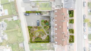 <p>Gelijkvloers appartement in Grimbergen, vlak bij het centrum, openbaar vervoer en het Prinsenbos.</p><p><br /></p><p>Dit goed onderhouden appartement uit 1996 combineert een uitstekende ligging met een praktische indeling en aangename buitenruimte. Gelegen nabij handelszaken, scholen, openbaar vervoer en belangrijke invalswegen geniet u hier van comfortabel wonen in een residentiële omgeving. De lichtrijke woonkamer en de twee volwaardige slaapkamers maken dit appartement bijzonder geschikt voor koppels, starters of investeerders. Achteraan bevindt zich een buitenruimte waar u rustig kan genieten. Ook parkeren verloopt vlot dankzij de ondergrondse garage en de mogelijkheid om een extra buitenstaanplaats aan te kopen.</p><p><br /></p><p>Belangrijkste ruimtes:<br />• Ruime woonkamer (30,2 m²) met veel lichtinval<br />• Functionele keuken (7,1 m²) met praktische indeling<br />• Inkomhal (9 m²) met toegang tot de verschillende ruimtes<br />• Berging (2,5 m²) voor extra stockage<br />• Apart toilet (1 m²)<br />• Badkamer (6,7 m²)<br />• Slaapkamer (15,2 m²)<br />• Slaapkamer (12,4 m²)<br />• Buitenruimte achter het appartement<br />• Ondergrondse garage en privatieve kelder</p><p><br /></p><p>Troeven:<br />• Uitstekende ligging nabij centrum Grimbergen, openbaar vervoer, winkels en Prinsenbos<br />• Goed onderhouden appartement met twee slaapkamers en buitenruimte<br />• Ondergrondse garage, privatieve kelder en mogelijkheid tot aankoop buitenstaanplaats</p><p><br /></p><p>Neem vandaag nog contact op met je ERA-makelaar voor een bezoek.</p><p><br /></p><p>JOUW DROOMAPPARTEMENT. ZO GEVONDEN!</p>